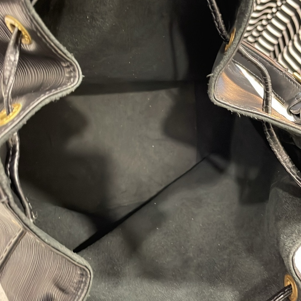 Vintage Louis Vuitton Black Epi Leather Noe Bucket Bag - Picture 13 of 16